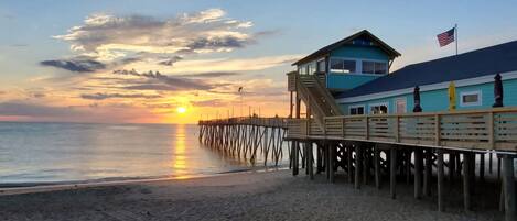 Playa en los alrededores, camastros y toallas de playa