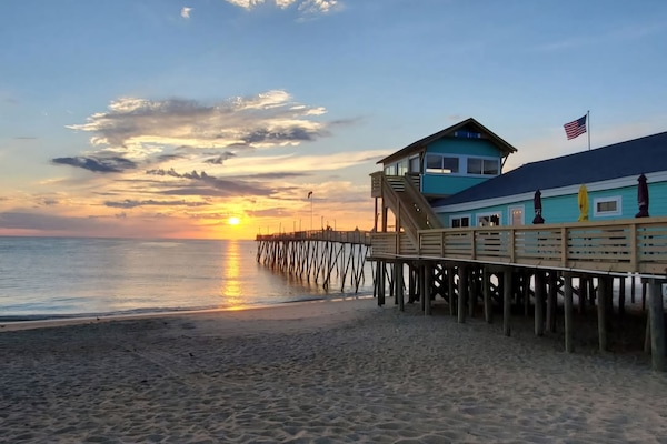 Perto da praia, espreguiçadeiras, toalhas de praia