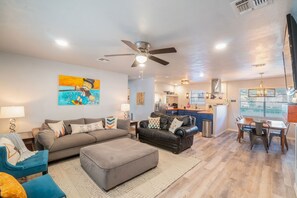 Smart TV, chimenea, videojuegos y futbolito 