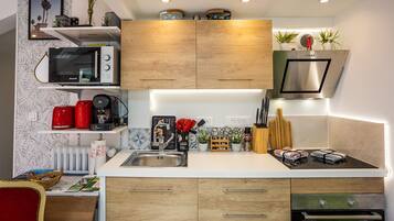 Een koelkast, een microgolfoven, een oven, een kookplaat