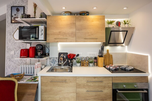 Kühlschrank, Mikrowelle, Ofen, Herdplatte