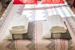 Bureau, fer et planche à repasser, lit parapluie, Wi-Fi gratuit