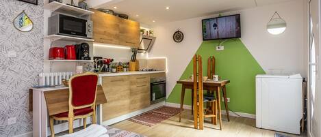 Cafetera y tetera, refrigerador, microondas y horno