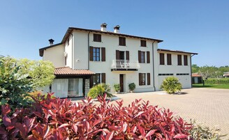 Un edificio di due piani con un balcone, un cartello con la scritta 