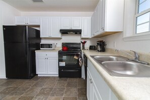 Fridge, microwave, oven, stovetop - Just a couple of blocks to the beach! (St. Augustine)