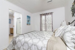 3 bedrooms, iron/ironing board, free WiFi, bed sheets - Just a couple of blocks to the beach! (St. Augustine)
