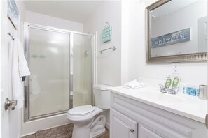 Shower, towels, soap, toilet paper - Just a couple of blocks to the beach! (St. Augustine)