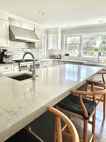 Charming Summer House (newly remodeled).  4 min from the beach