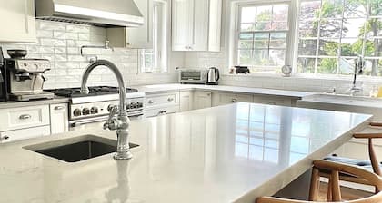 Charming Summer House (newly remodeled). 4 min from the beach