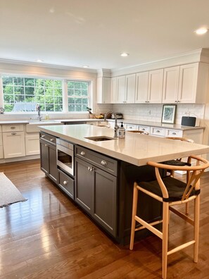 Private kitchen - Charming Summer House (newly remodeled).  4 min from the beach (FAIRFIELD)