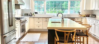 Charming Summer House (newly remodeled).  4 min from the beach