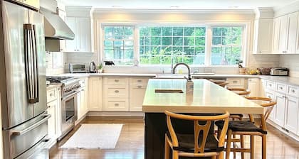 Charming Summer House (newly remodeled). 4 min from the beach