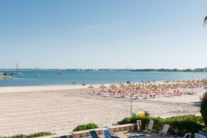 Una playa cerca
