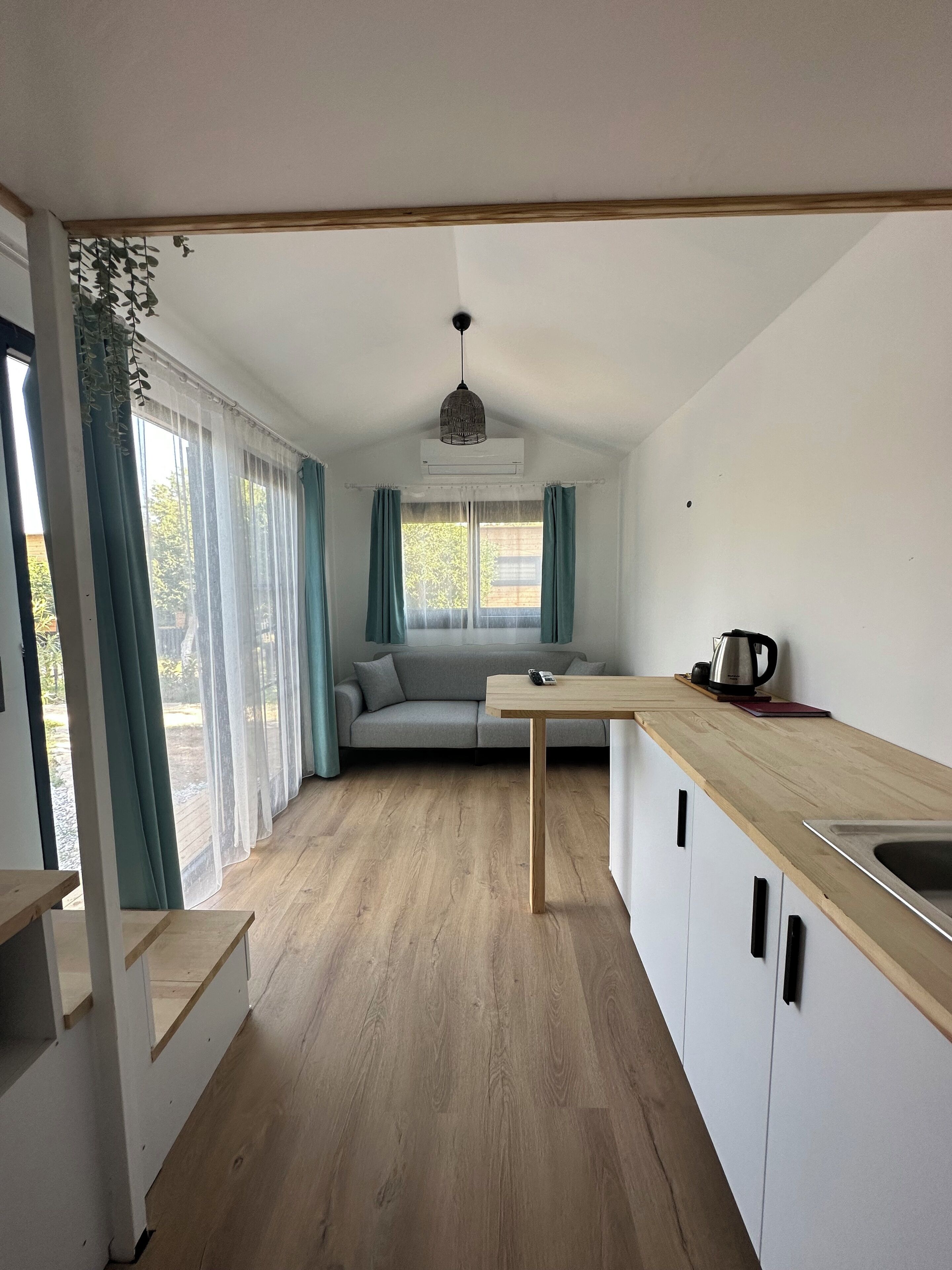 Kondominium | Meja kerja, ruang kerja ramah laptop, dan setrika/meja setrika