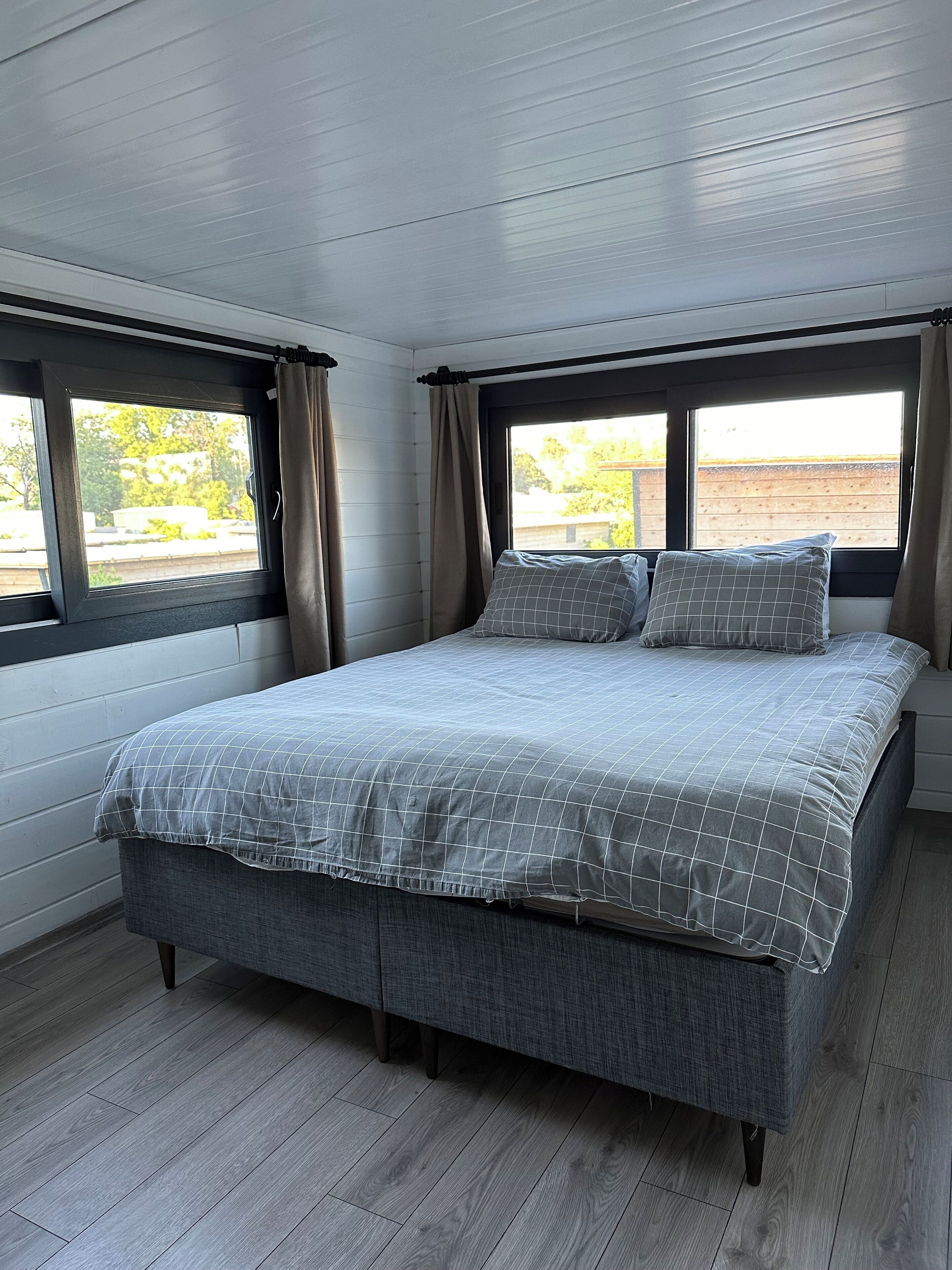 Bungalow Keluarga | Meja kerja, ruang kerja ramah laptop, dan setrika/meja setrika