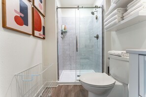 Douche, sèche-cheveux, serviettes fournies, savon