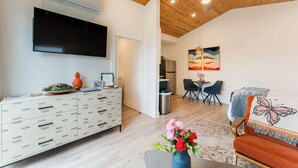 Smart TV - Close to downtown, with a llama, alpaca, and others animlas on the property (Thousand Oaks)