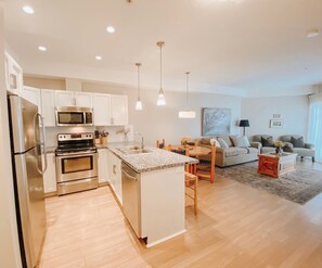 Réfrigérateur, four à micro-ondes, un four, surface de cuisson