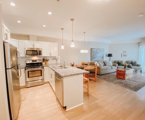 Okanagan four seasons paradise with shared pool and hot tub