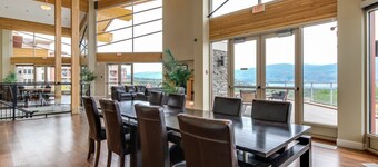 Okanagan four seasons paradise with shared pool and hot tub