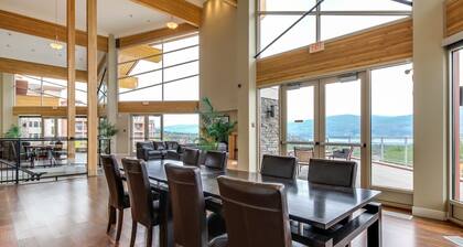 Okanagan four seasons paradise with shared pool and hot tub