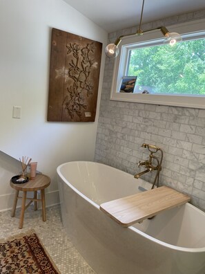 Combined shower/bathtub - Boho Modern Cape in heart of 12 South, walk to everything (Nashville)