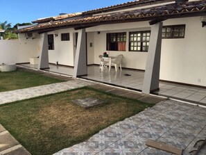 Outdoor dining - Casa de Praia na Ilha de Itaparica (Itaparica)
