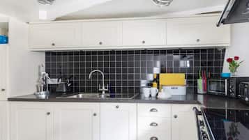 Cottage | Private kitchen | Fridge, dishwasher, toaster, cookware/dishes/utensils