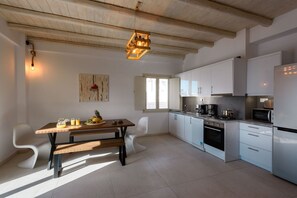 Refrigerador, horno, placa de cocina, cafetera/tetera