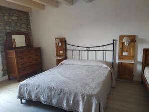 1 bedroom, free WiFi, bed sheets - Grandparents' cottage (Santa Lucia)