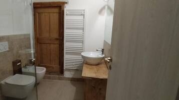 Doccia, asciugacapelli, bidet, asciugamani