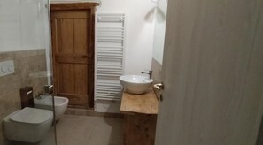 Ducha, secador de pelo, bidet, toallas