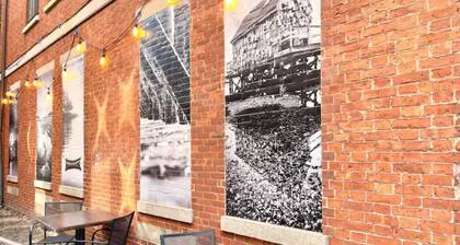 Downtown Escape ❤️ Deck, Fireplace, 95 WalkScore