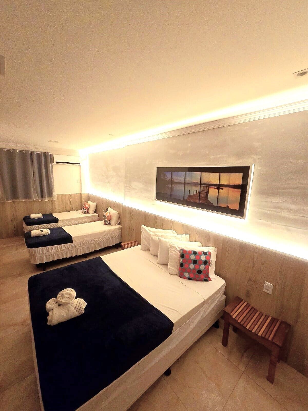 Eenvoudige vierpersoonskamer | Een kluis op de kamer, gratis wifi