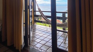 Una puerta que da a un espacio exterior con vista al mar.