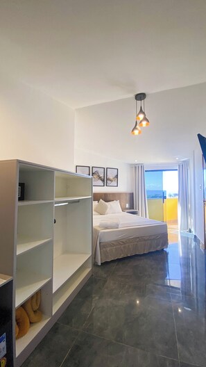 Habitación económica con 2 camas individuales, vista al mar | Minibar, caja de seguridad en la habitación y wifi gratis