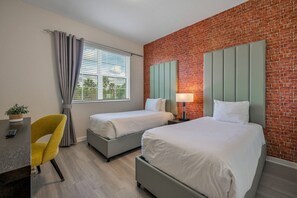 3 Schlafzimmer, Schreibtisch, Bügeleisen/Bügelbrett, Reisekinderbett