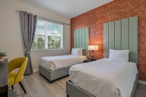 3 chambres, bureau, fer et planche à repasser, lit parapluie