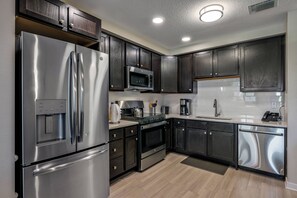 Refrigerador, microondas, horno y parrilla de estufa 