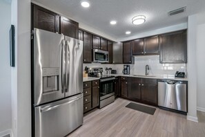 ثلاجة، ميكروويف، فرن، موقد طهي مسطح