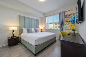 3 slaapkamers, een bureau, een strijkplank/strijkijzer, reisbedje