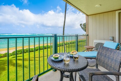 Oceanfront condo with balcony, great view, pool, hot tub - 50 ft to beach