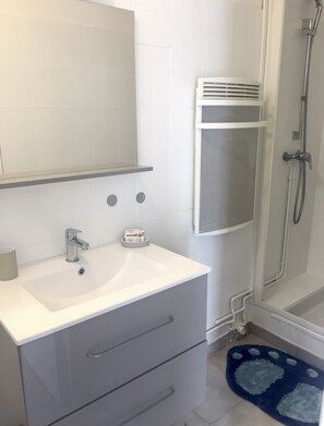 Douche, serviettes fournies, savon, papier toilette