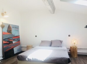 3 chambres, bureau, fer et planche à repasser, lit parapluie