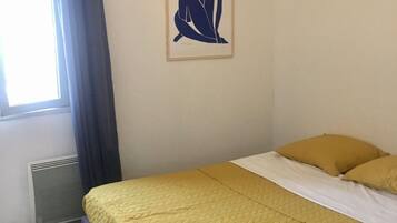 3 bedrooms, desk, iron/ironing board, travel cot