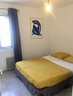 3 Schlafzimmer, Schreibtisch, Bügeleisen/Bügelbrett, Reisekinderbett