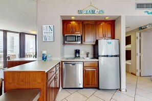 Refrigerador, microondas, horno y parrilla de estufa 