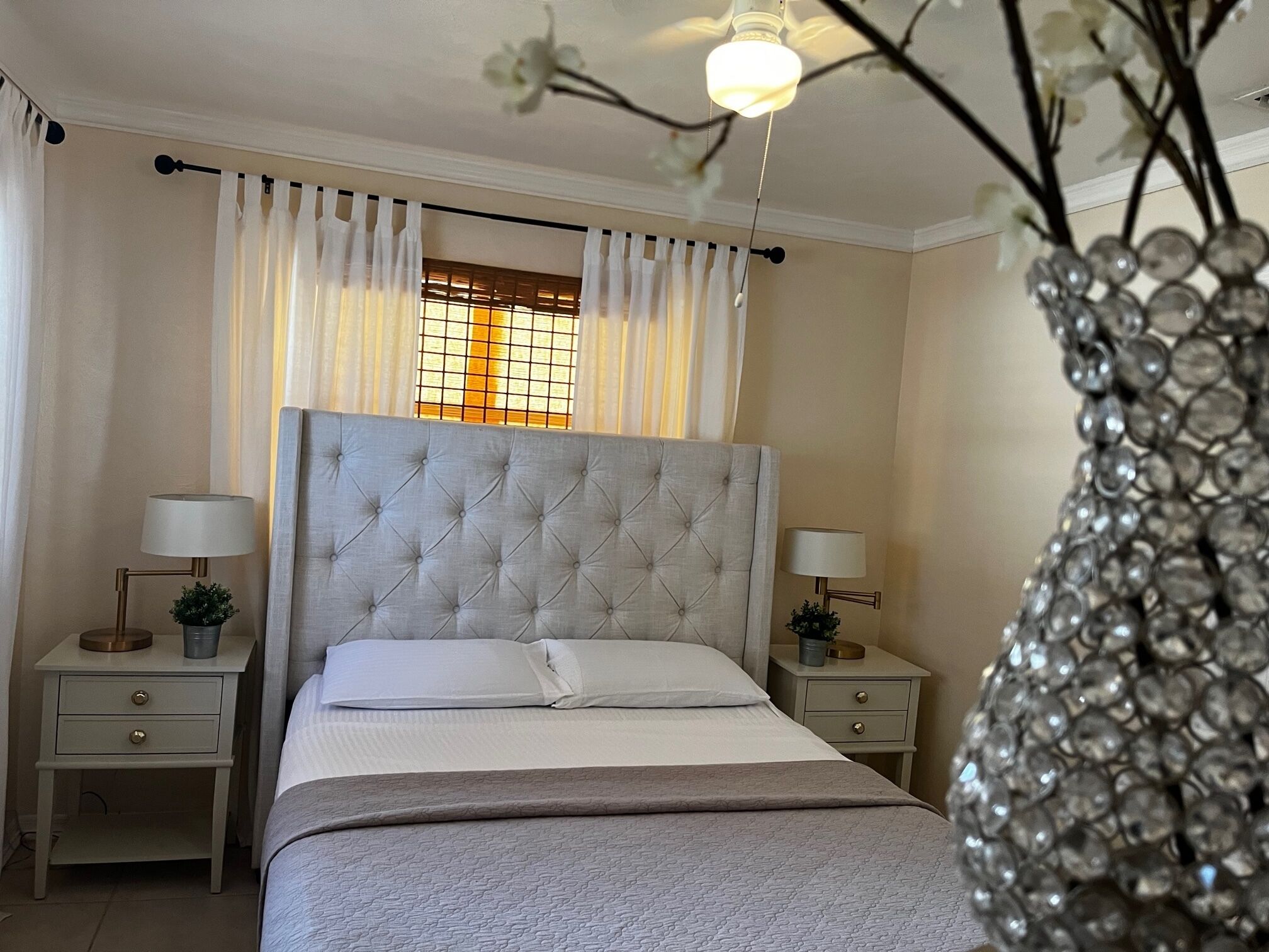 2 habitaciones, escritorio, tabla de planchar con plancha y wifi gratis 