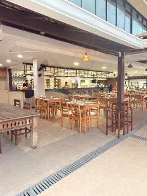 Family Apartment | Bar (on property)