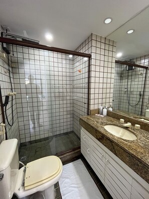 Apartamento família | Banheiro | Chuveiro, chuveiro com efeito de chuva, produtos de toalete grátis